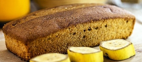 Banana bread IG bas accompagné de rondelles de banane