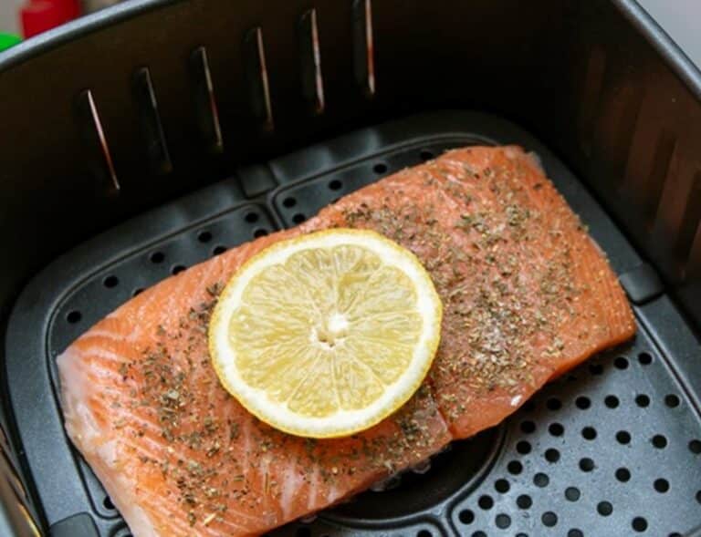 Filet de saumon avec herbes et rondelle de citron dans un panier d'Air Fryer